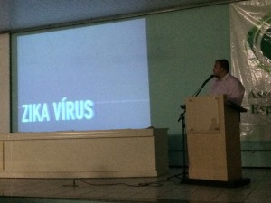 Dr. Pablo Pita, Médico Infectologista ministrando a  palestra sobre ZIKA Virus